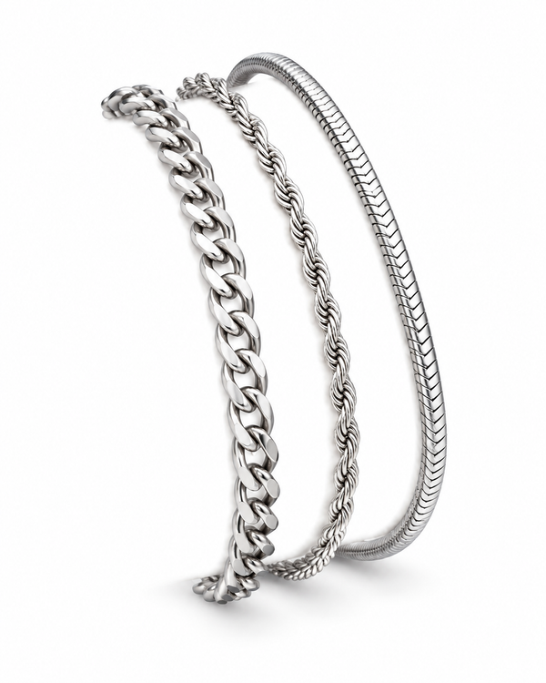 Pulsera titanio en detalle sobre fondo blanco