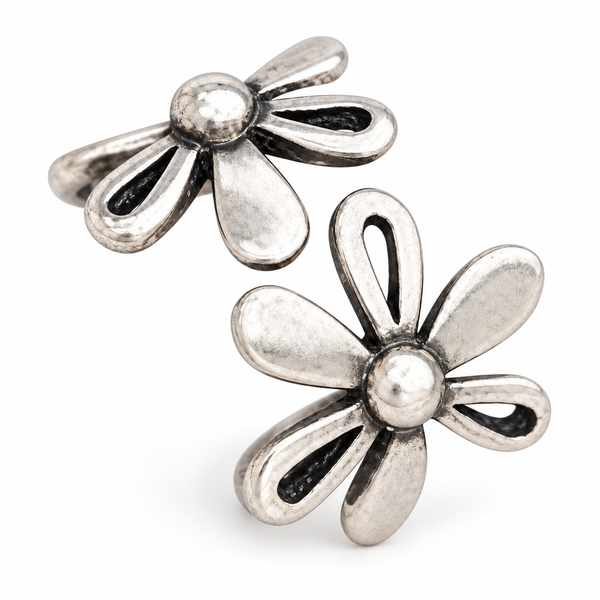 Anillo doble flor en detalle sobre fondo blanco