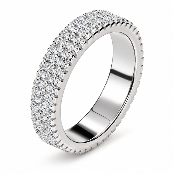 Anillo 925 borde zirconias en detalle sobre fondo blanco