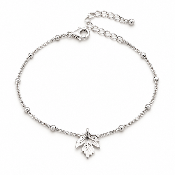Pulsera hoja otoño en detalle sobre fondo blanco