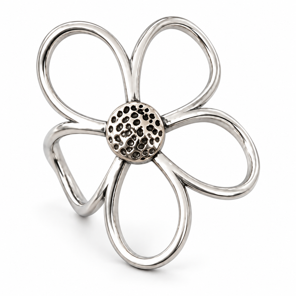 Anillo flor en detalle sobre fondo blanco