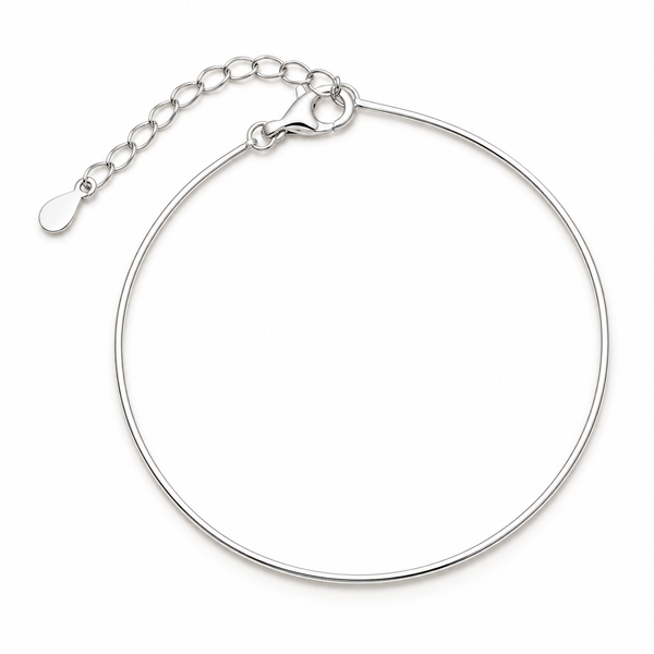 Pulsera 925 liso en detalle sobre fondo blanco