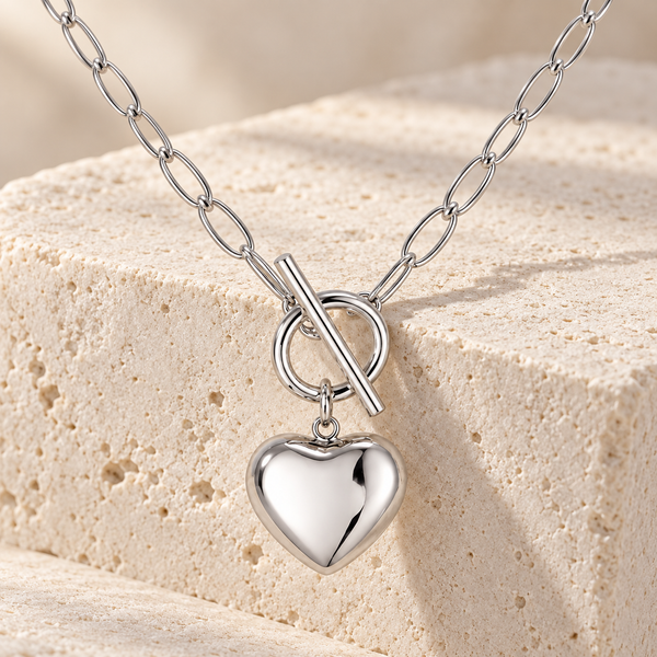 Cadena 925 corazón en vista de estudio sobre fondo blanco