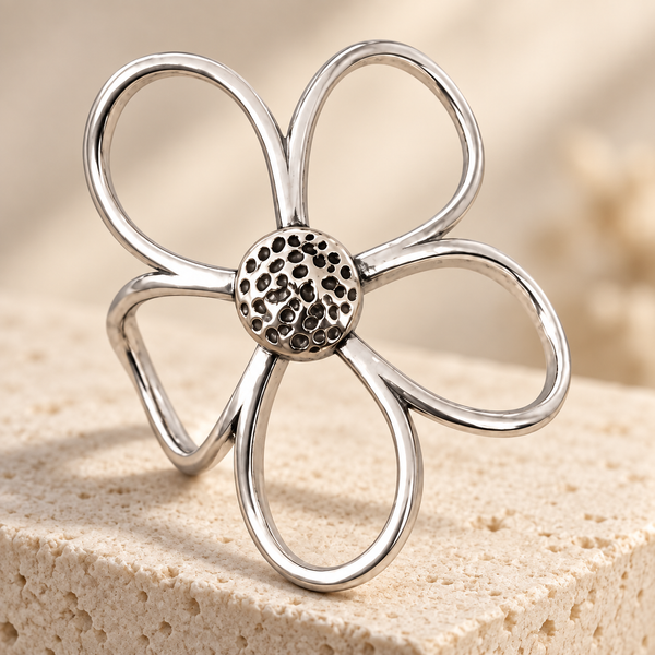 Anillo flor en vista de estudio sobre fondo blanco