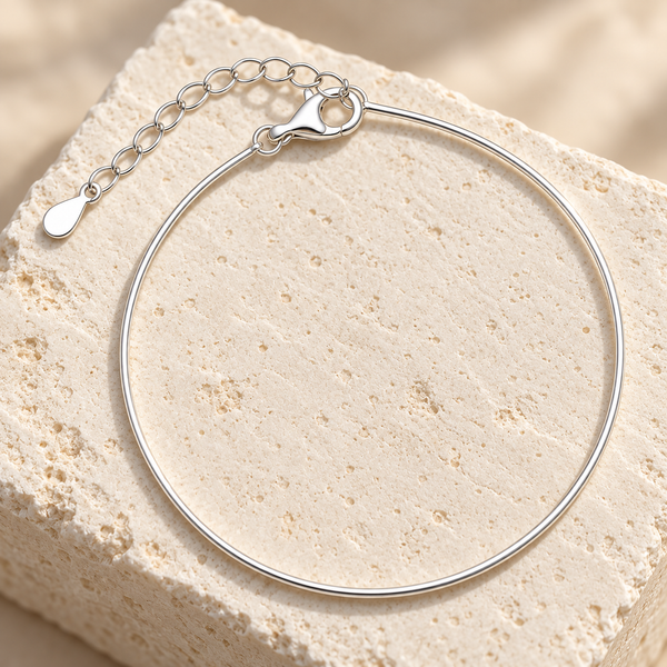 Pulsera 925 liso en vista de estudio sobre fondo blanco