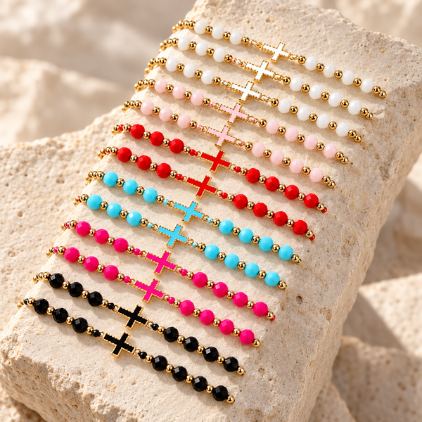 Pulsera cruz colores en vista de estudio sobre fondo blanco