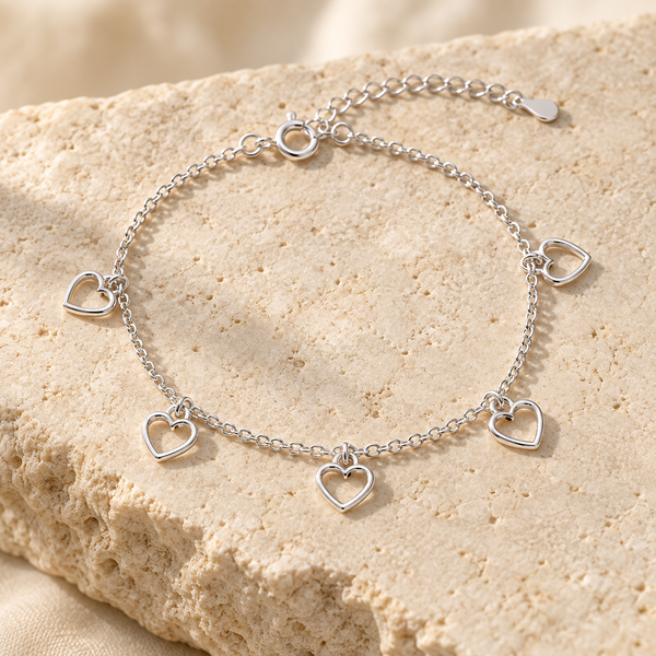 Pulsera 925 Varios Corazones Simples en vista de estudio sobre fondo blanco