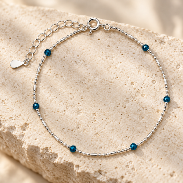 Pulsera 925 detalles azul en vista de estudio sobre fondo blanco