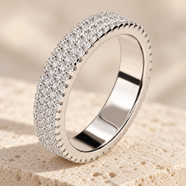 Anillo 925 borde zirconias en vista de estudio sobre fondo blanco